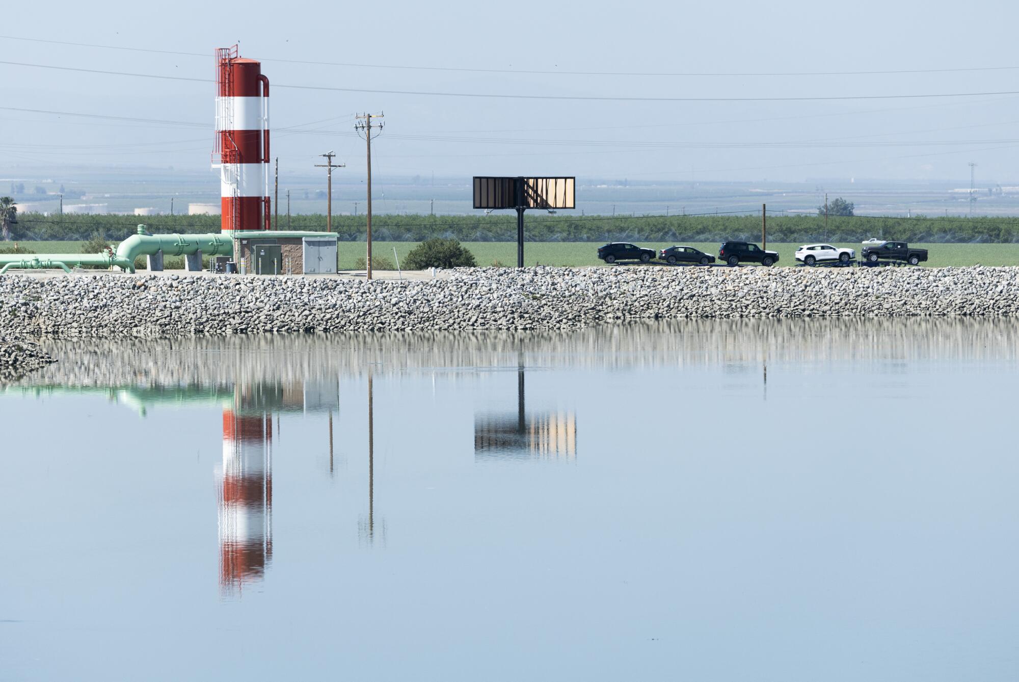 Un déversoir régule le niveau d'eau dans le canal sud du district de stockage d'eau d'Arvin-Edison. 