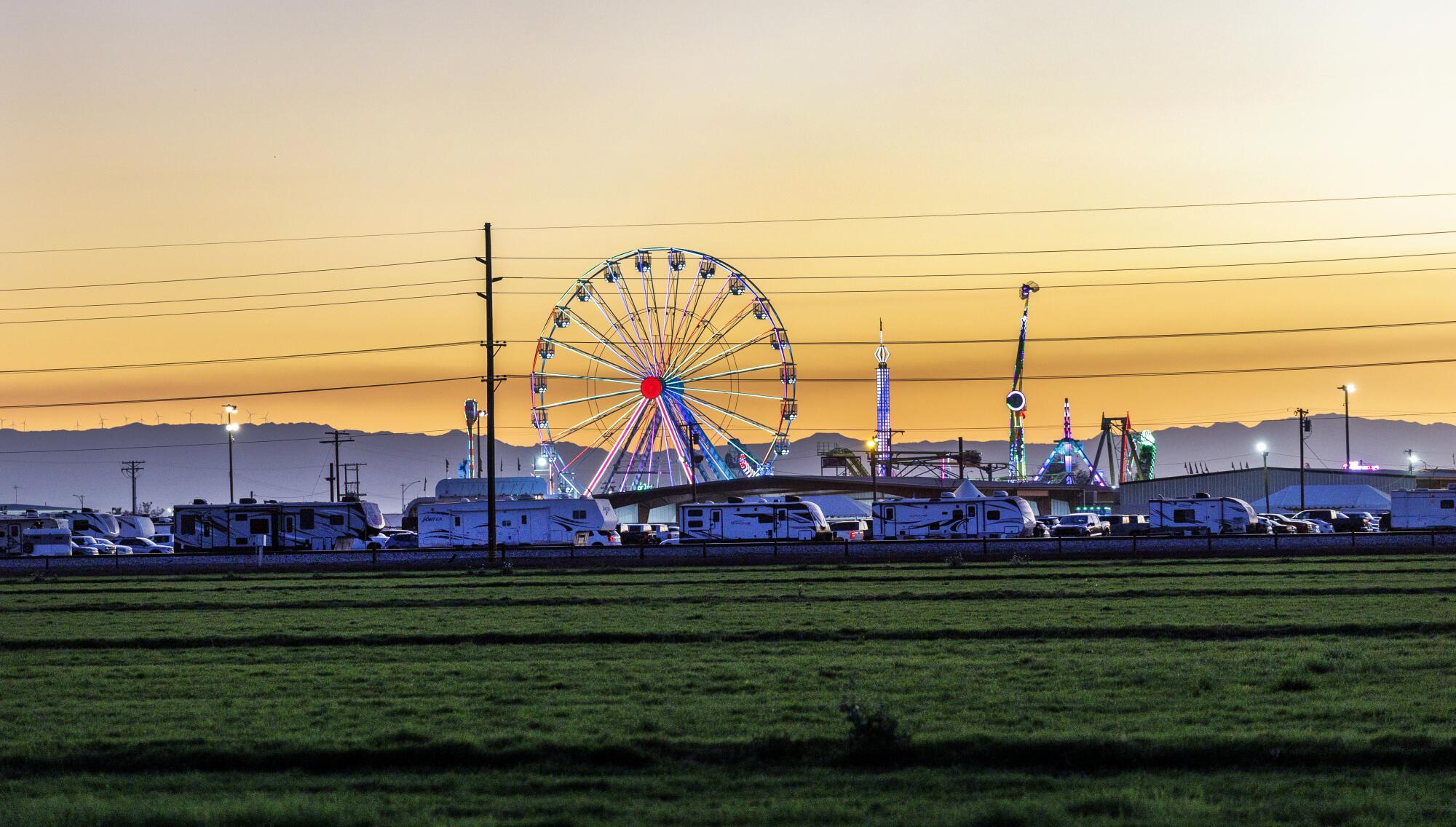 Les terres agricoles s'étendent devant la foire de l'Imperial Valley.