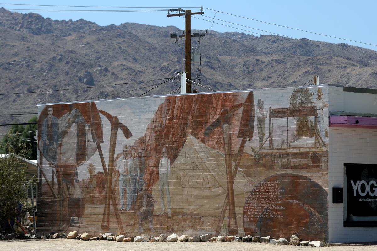 Une fresque murale illustrant les mineurs du Dirty Sock Camp est peinte sur un mur.