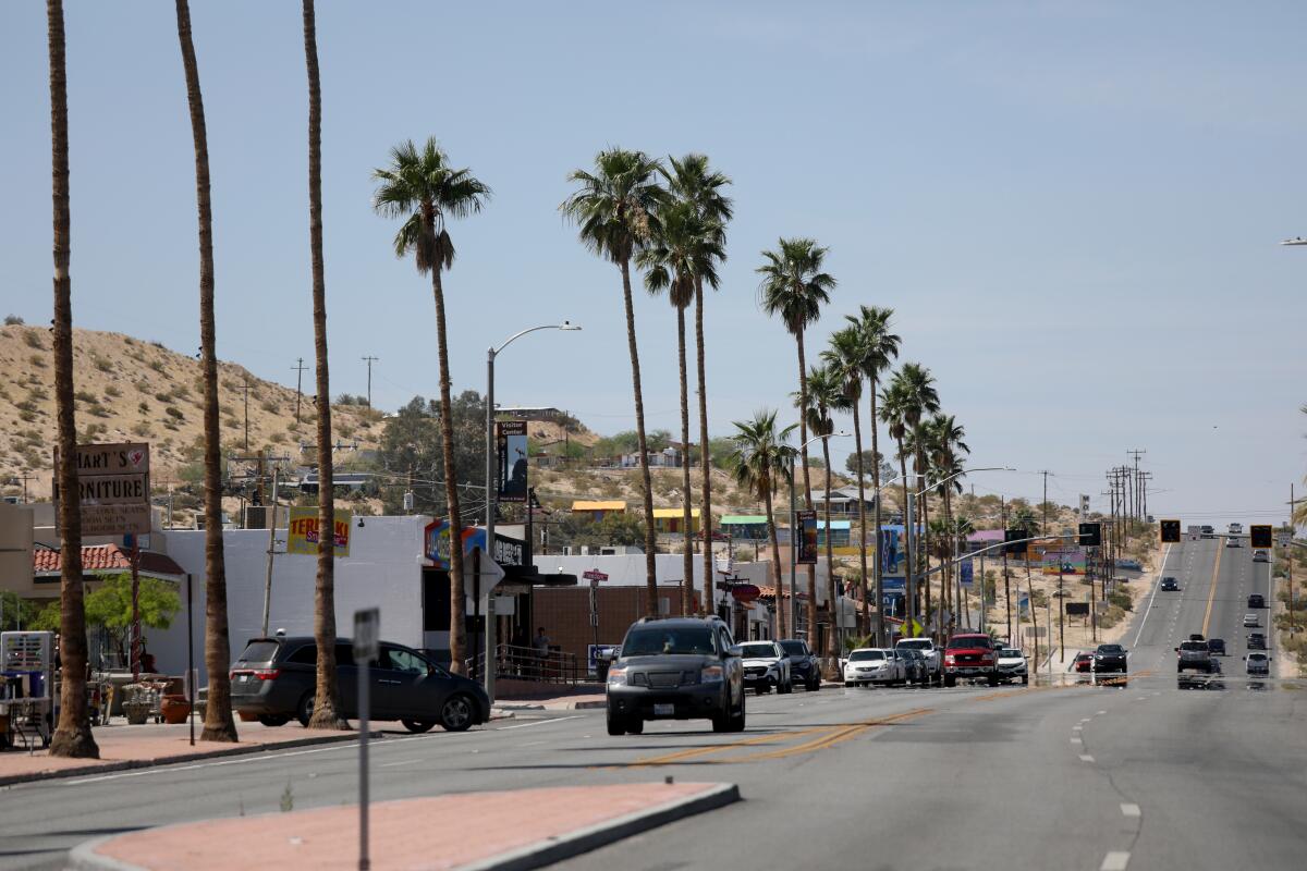La Twentynine Palms Highway, orientée vers l'ouest, traverse le centre-ville.