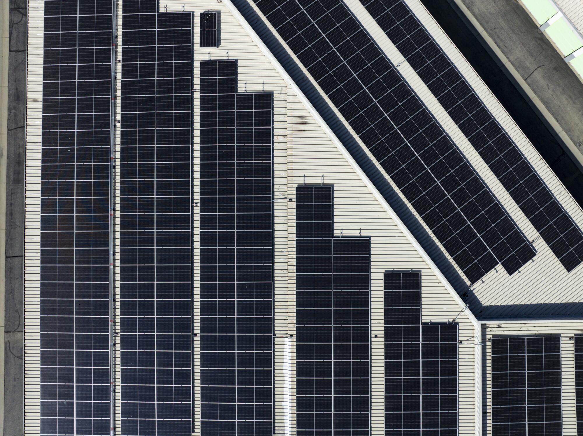 Vue aérienne de panneaux solaires installés au-dessus d'Extra Space Storage à Pico Rivera