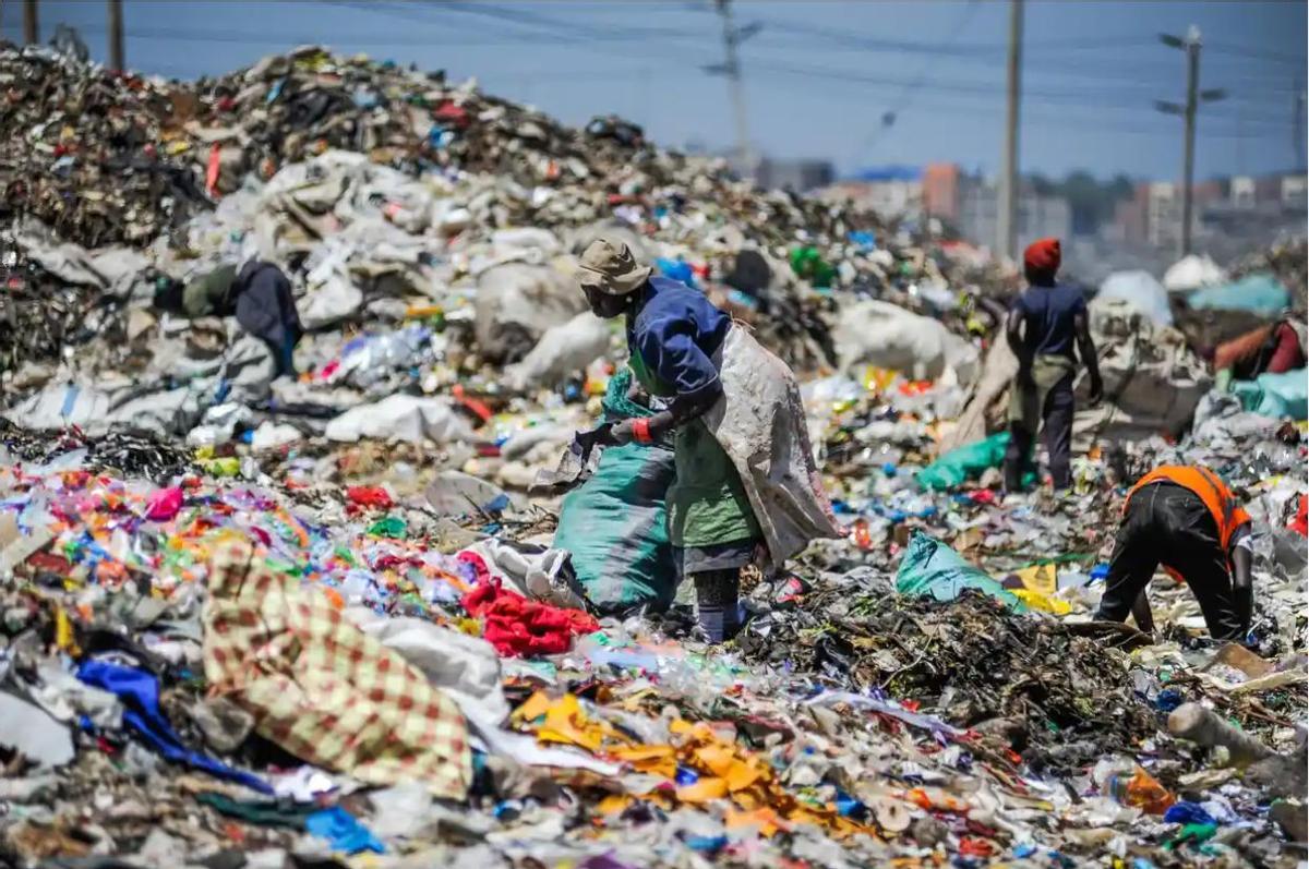 Vertedero de Dandora, au Kenia, cimetière de résidus électriques