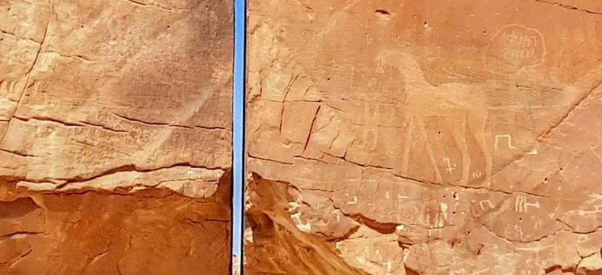 Primer plano de la grieta et algunos de los petroglifos
