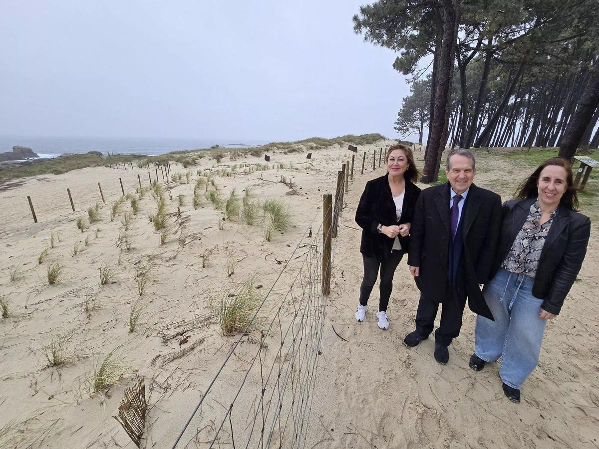 L'alcalde de Vigo et les concejalas, ensemble avec les dunes en phase de récupération