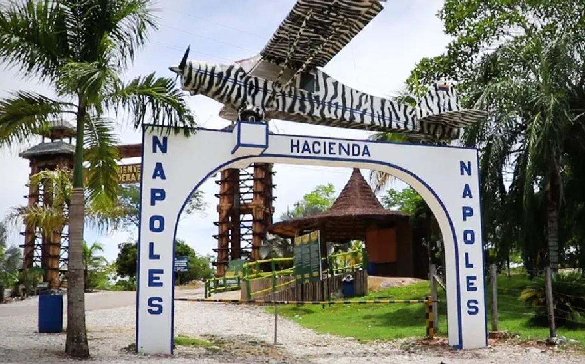Entrée à l'Hacienda Nápoles, où vit le narcotraficant