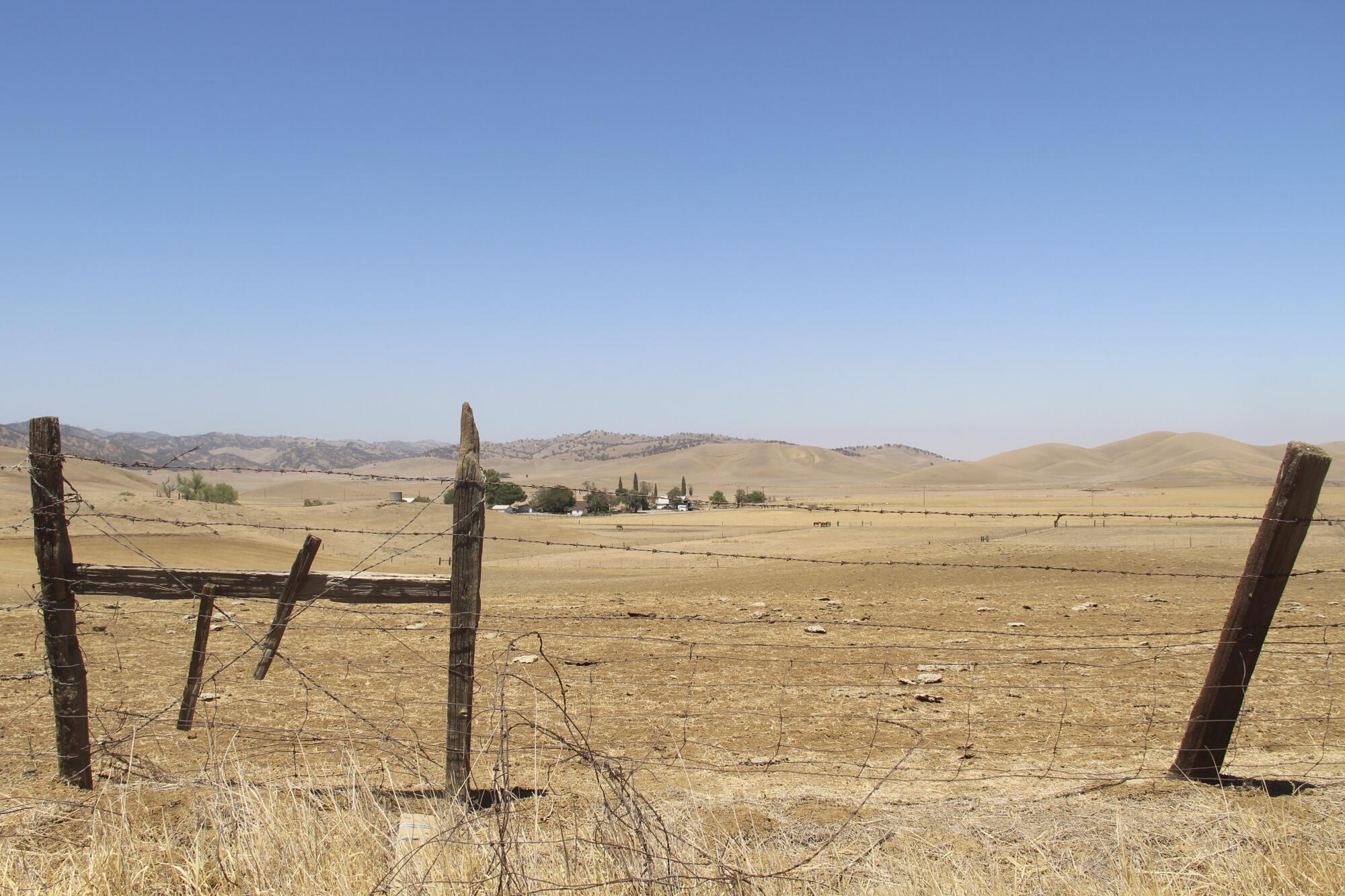 Photo de juillet 2021 d'une clôture en fil barbelé longeant un ranch à Sites. 