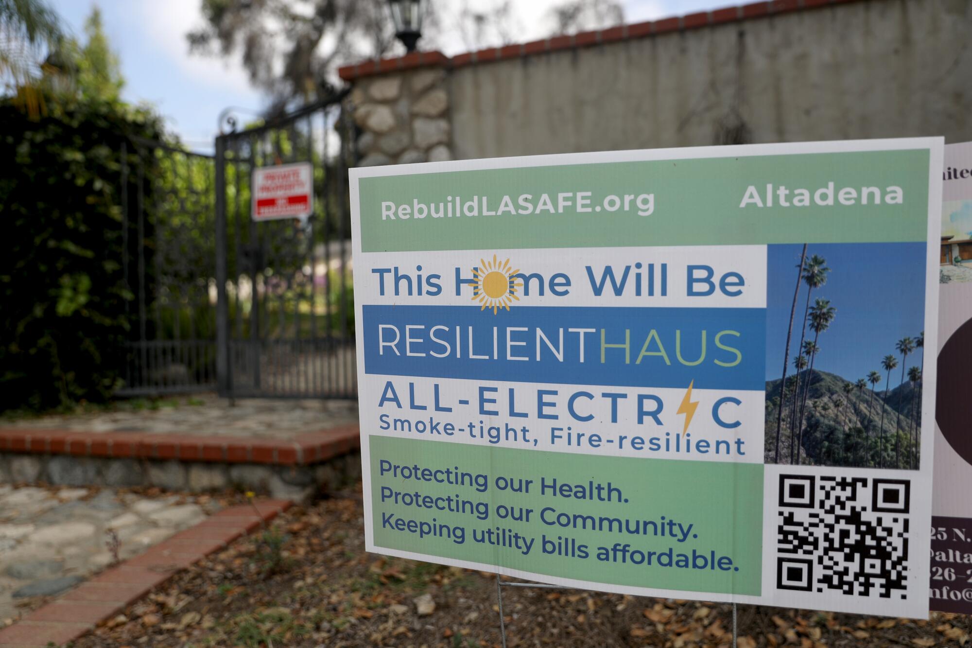 Un panneau annonçant qu'une maison entièrement électrique sera construite à Altadena.