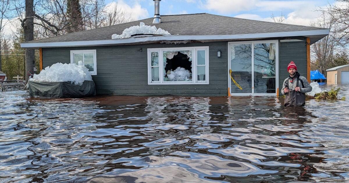 De fortes pluies et la fonte des neiges projettent de gros morceaux de glace dans les maisons du Michigan