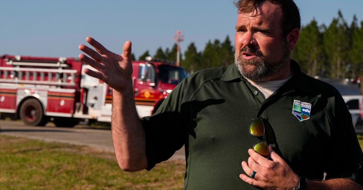 Les incendies de forêt dans le sud des États-Unis obligent les habitants à fuir, ne sachant pas si leurs maisons sont debout