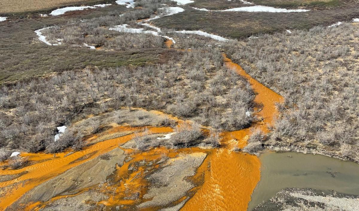 Un fleuve de couleur naranja en Alaska