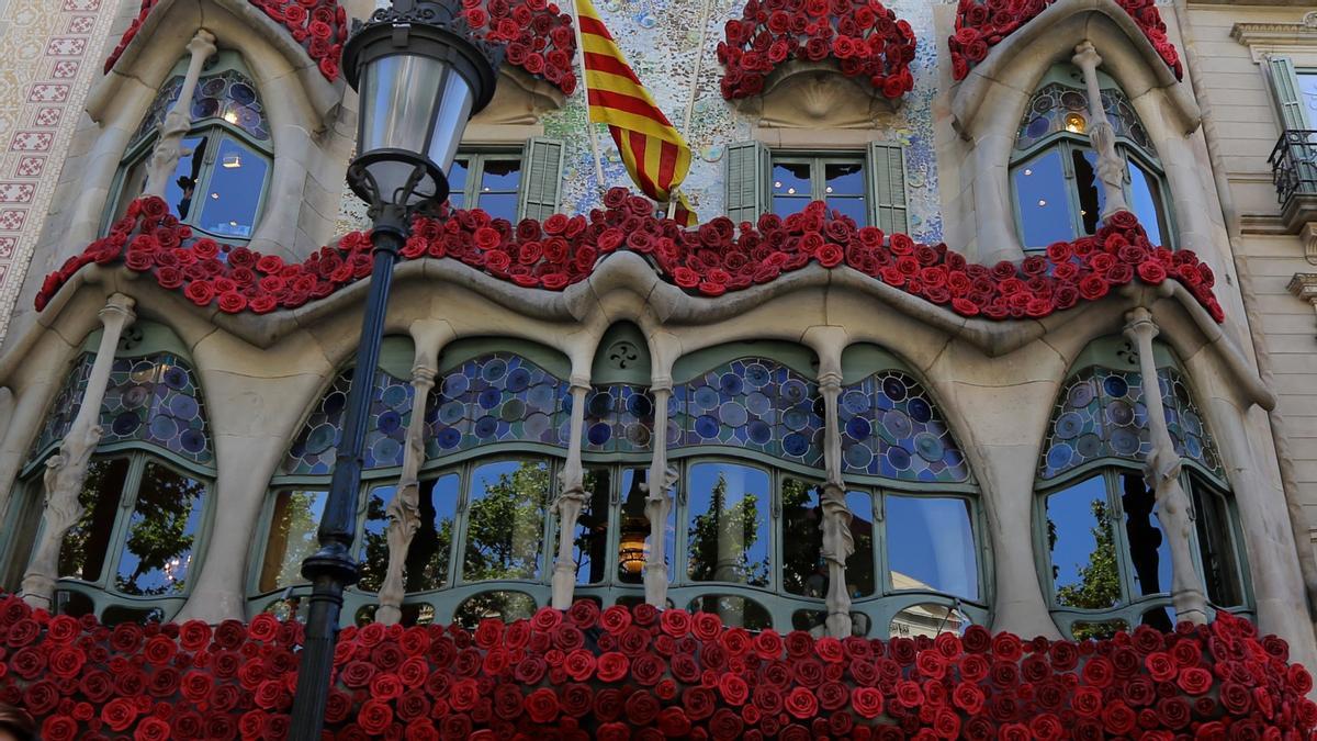 La Casa Batlló fête tous les ans la fête de Sant Jordi en décorant sa façade avec des roses rouges.