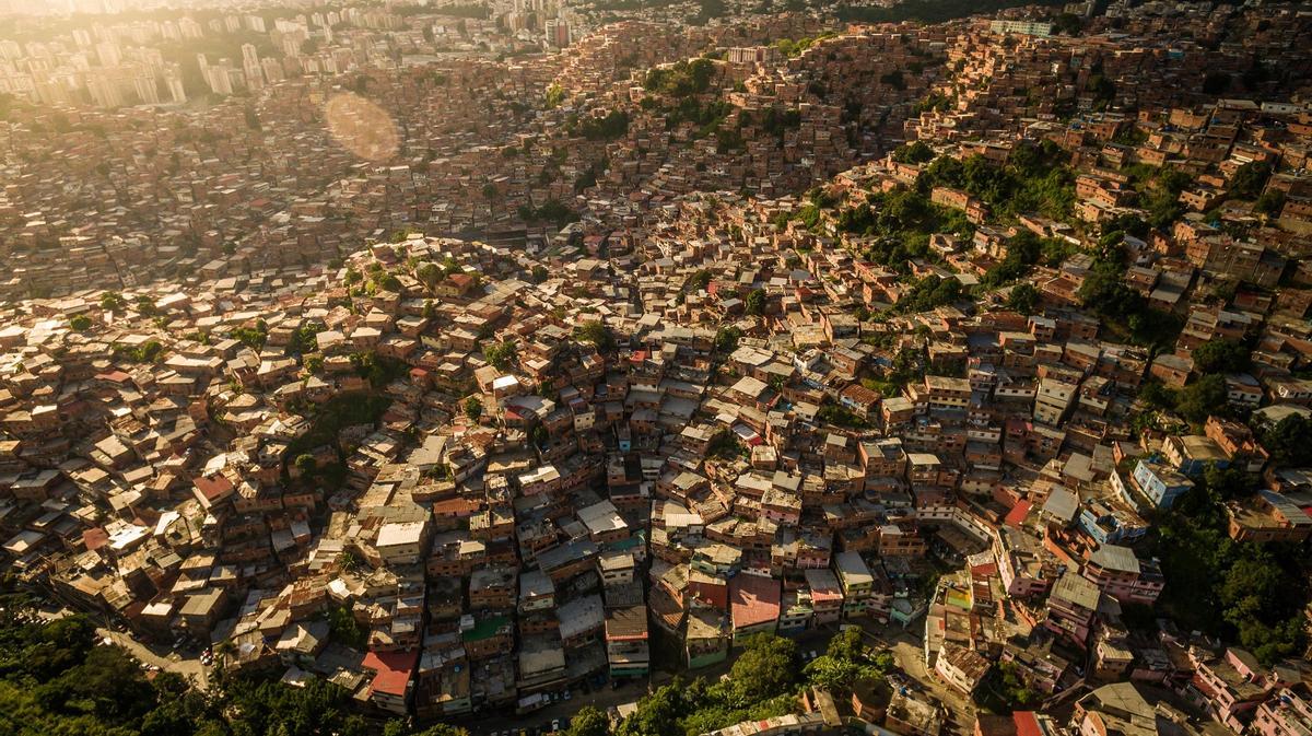 La population mondiale continue à augmenter, même si le taux de croissance est en baisse.