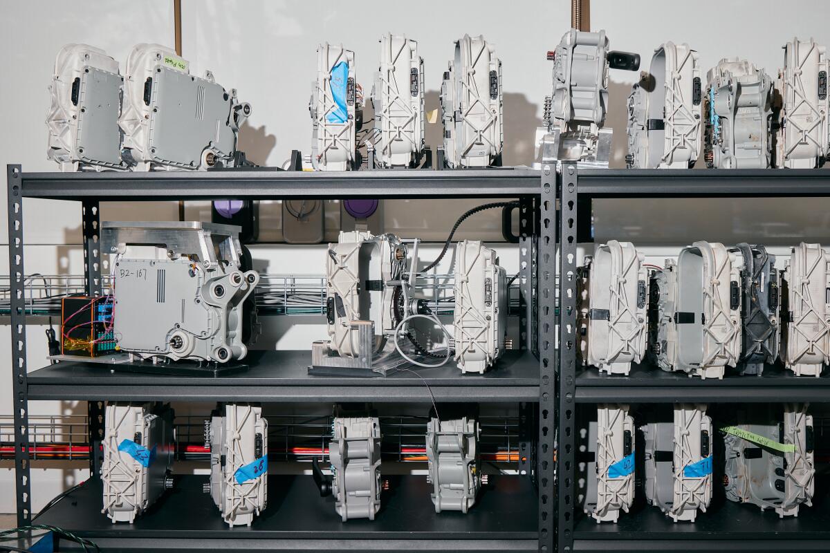 Un rack de composants de moteur et de transmission pour vélos électriques.