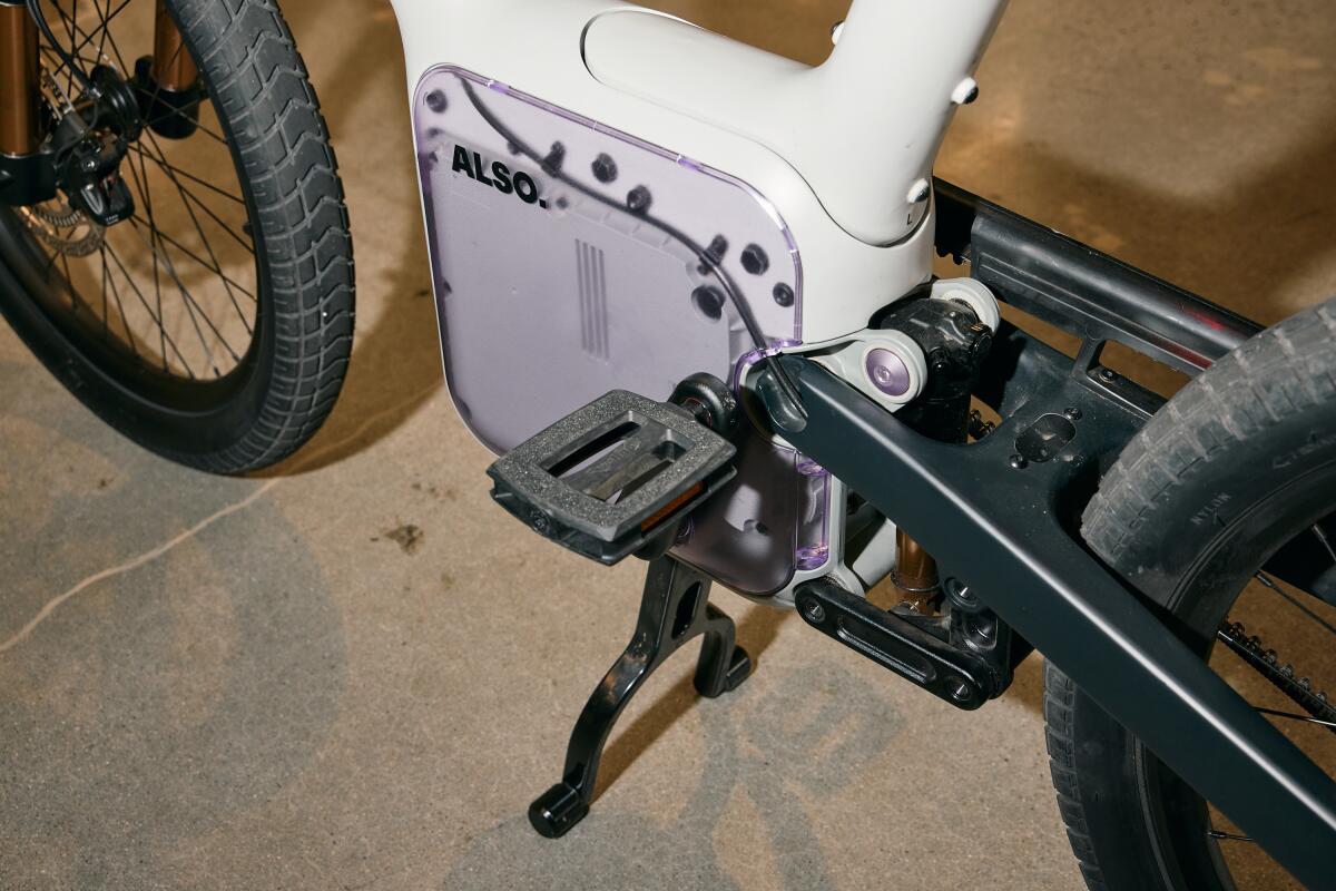 Une photo détaillée du moteur et du mécanisme de transmission d'un vélo électrique ALSO.