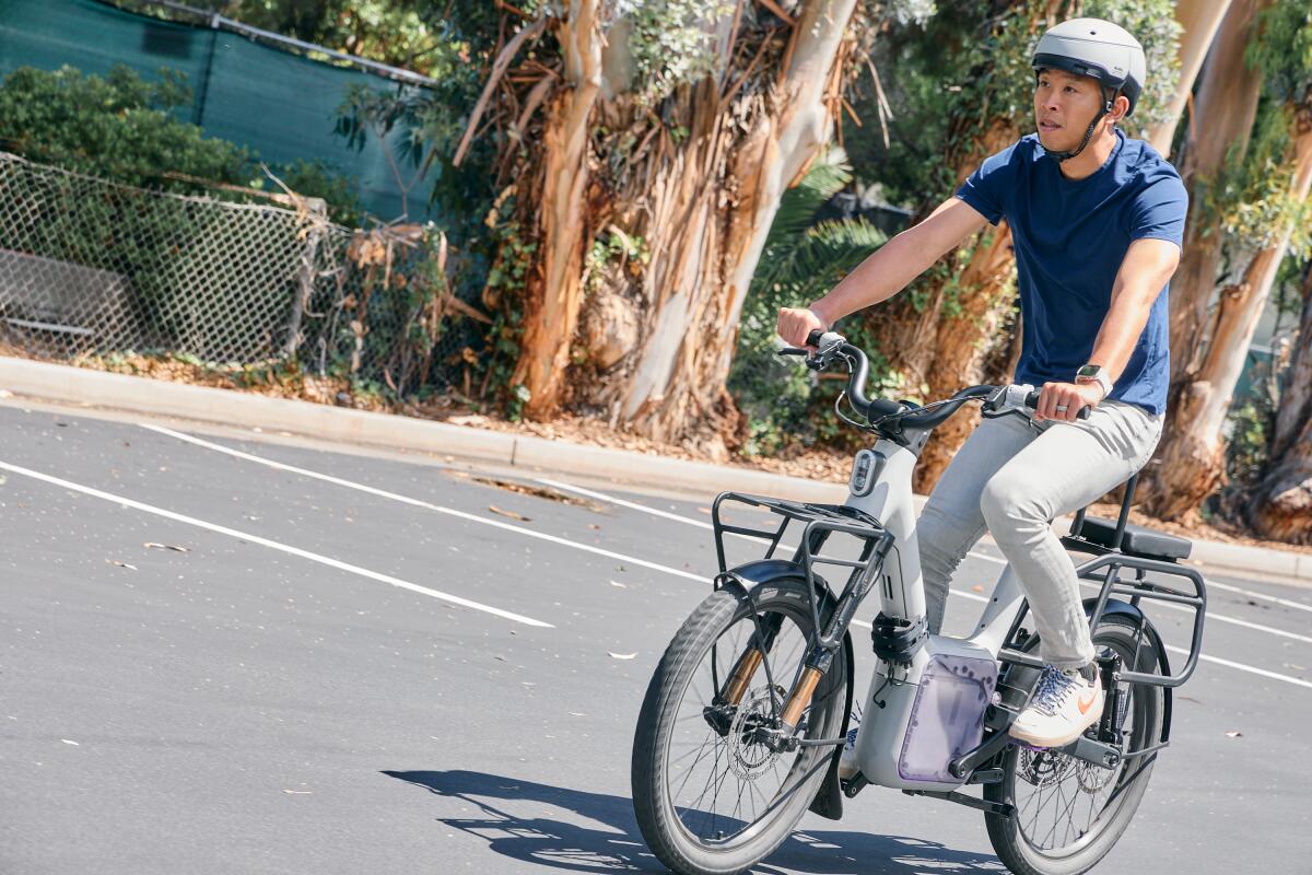 Le président d'ALSO, Chris You, se déplace sur un vélo électrique au siège d'ALSO.