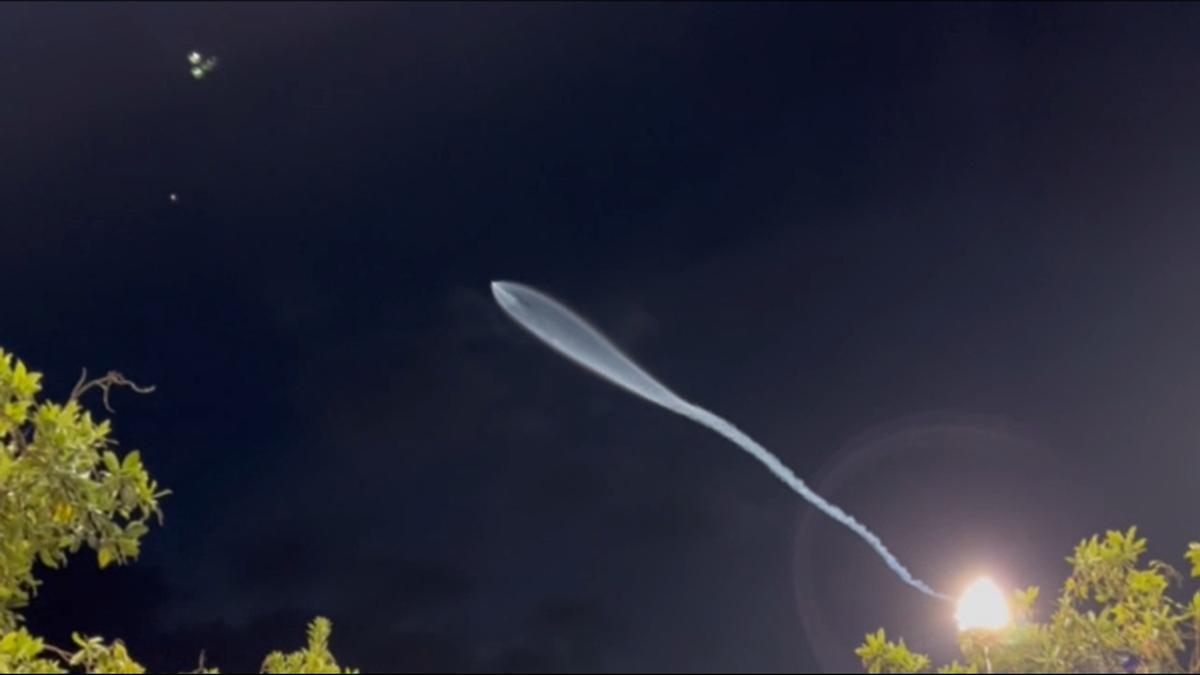 Estela que déjà un cohete al ascender hacia el espacio