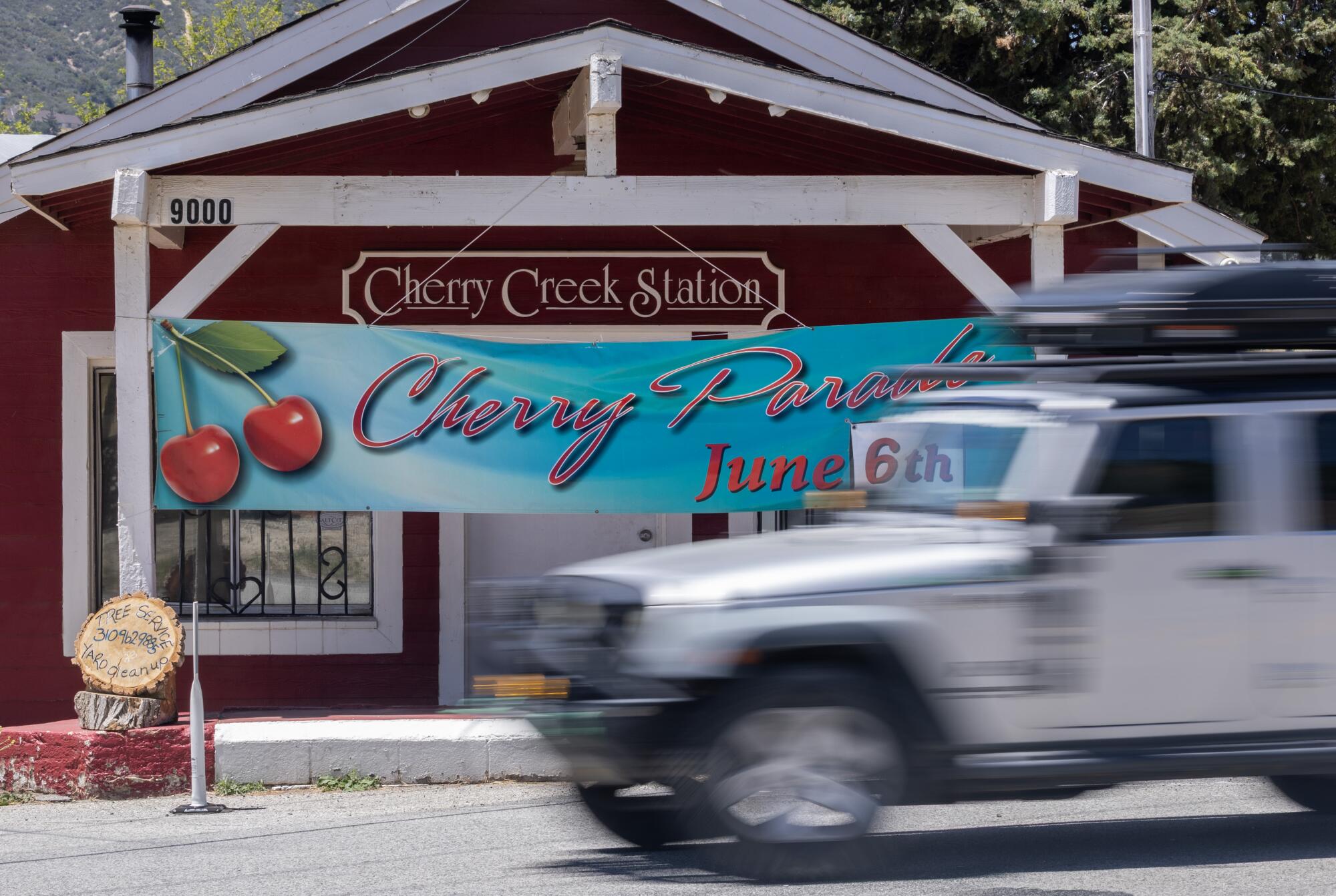 Un panneau à l'extérieur de la station Cherry Creek annonce la Leona Valley Cherry Parade le 6 juin. 