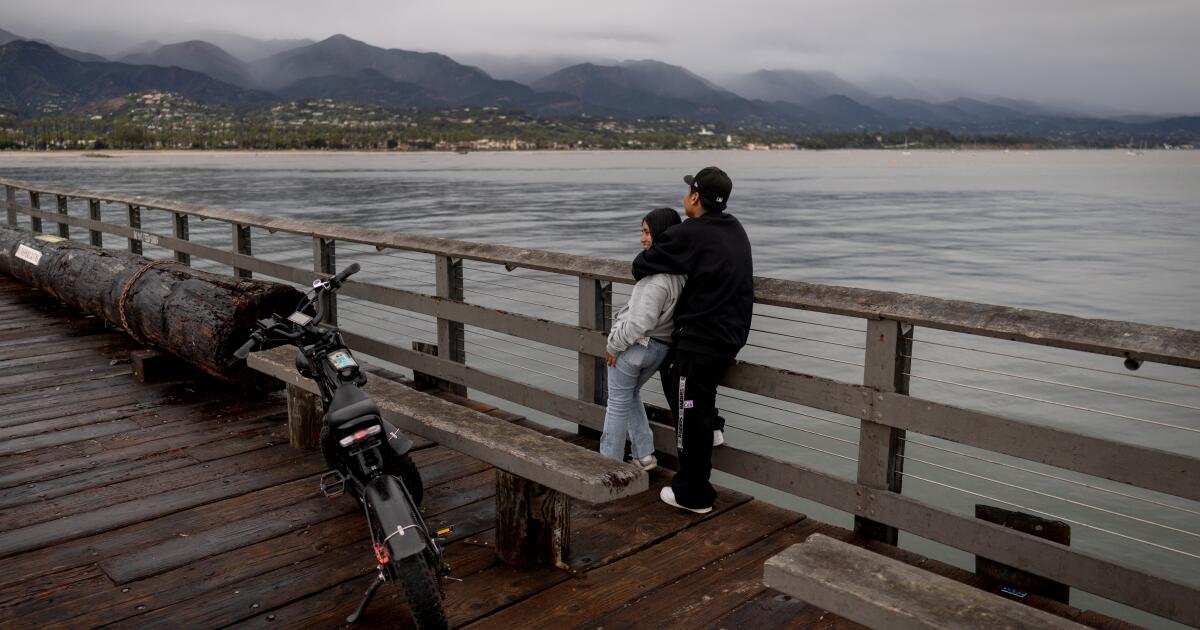 Les prévisions venteuses à Los Angeles augmentent les risques élevés de surf et d'incendie ce week-end