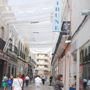 APPELS D'ENTOLDAR | Médida sencilla et barata contra el calor: entoldar les calles en verano