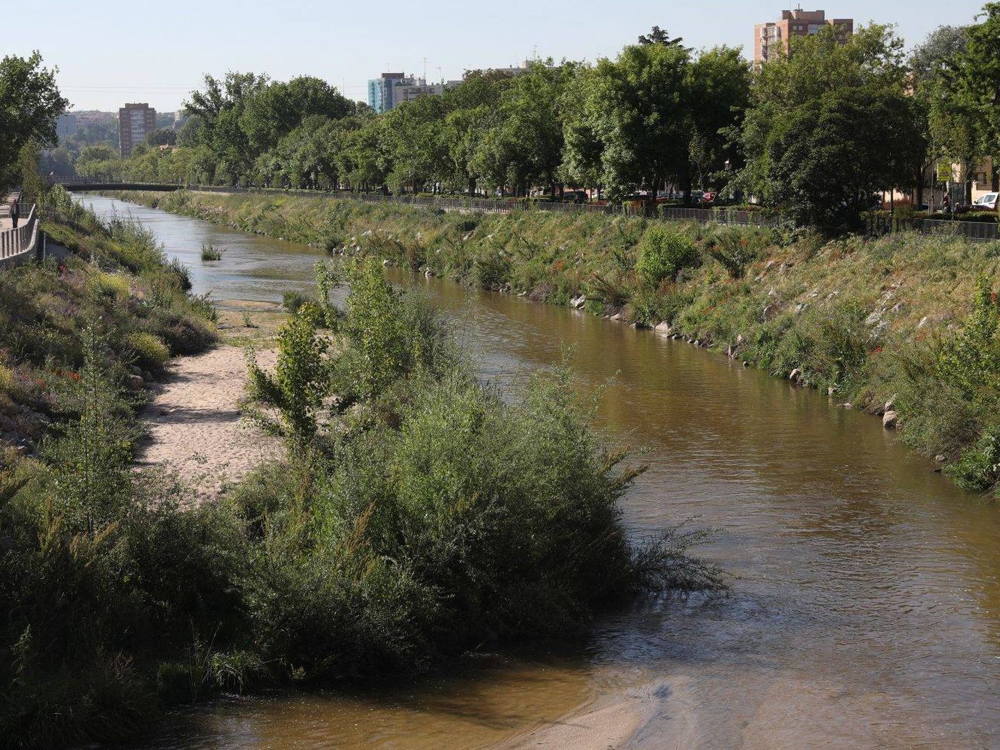 Aspect actuel du fleuve Manzanares dans une de ses zones urbaines (Mairie de Madrid)