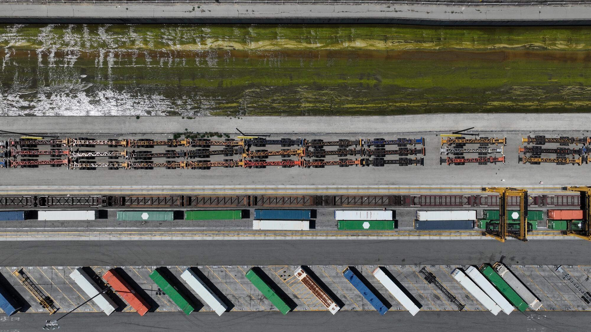 Grands parkings et gares de triage le long d'une voie navigable. 