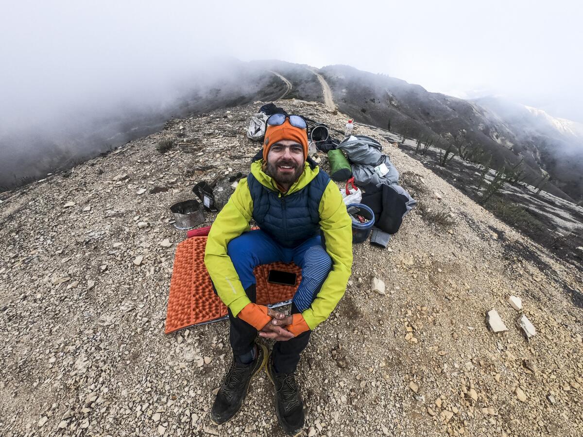 Emanuel Röhss, le mari de l'auteur, est assis au milieu du brouillard lors d'un voyage en sac à dos sur l'île il y a cinq ans.