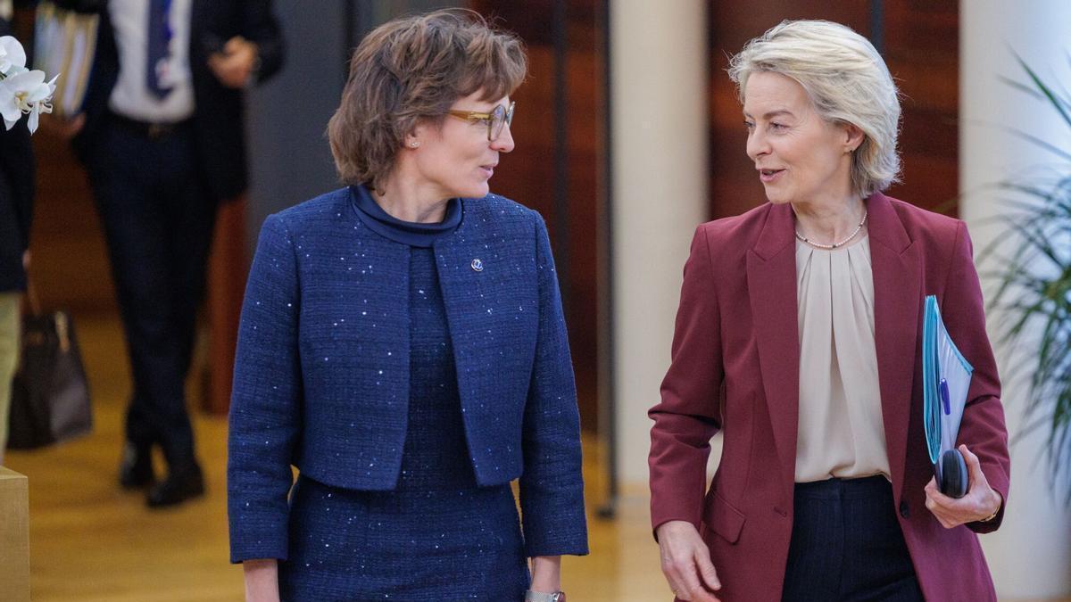 La comisaria de Medio Ambiente, Jessika Roswall, y la presidenta de la Comisión Europea, Ursula Von der Leyen.