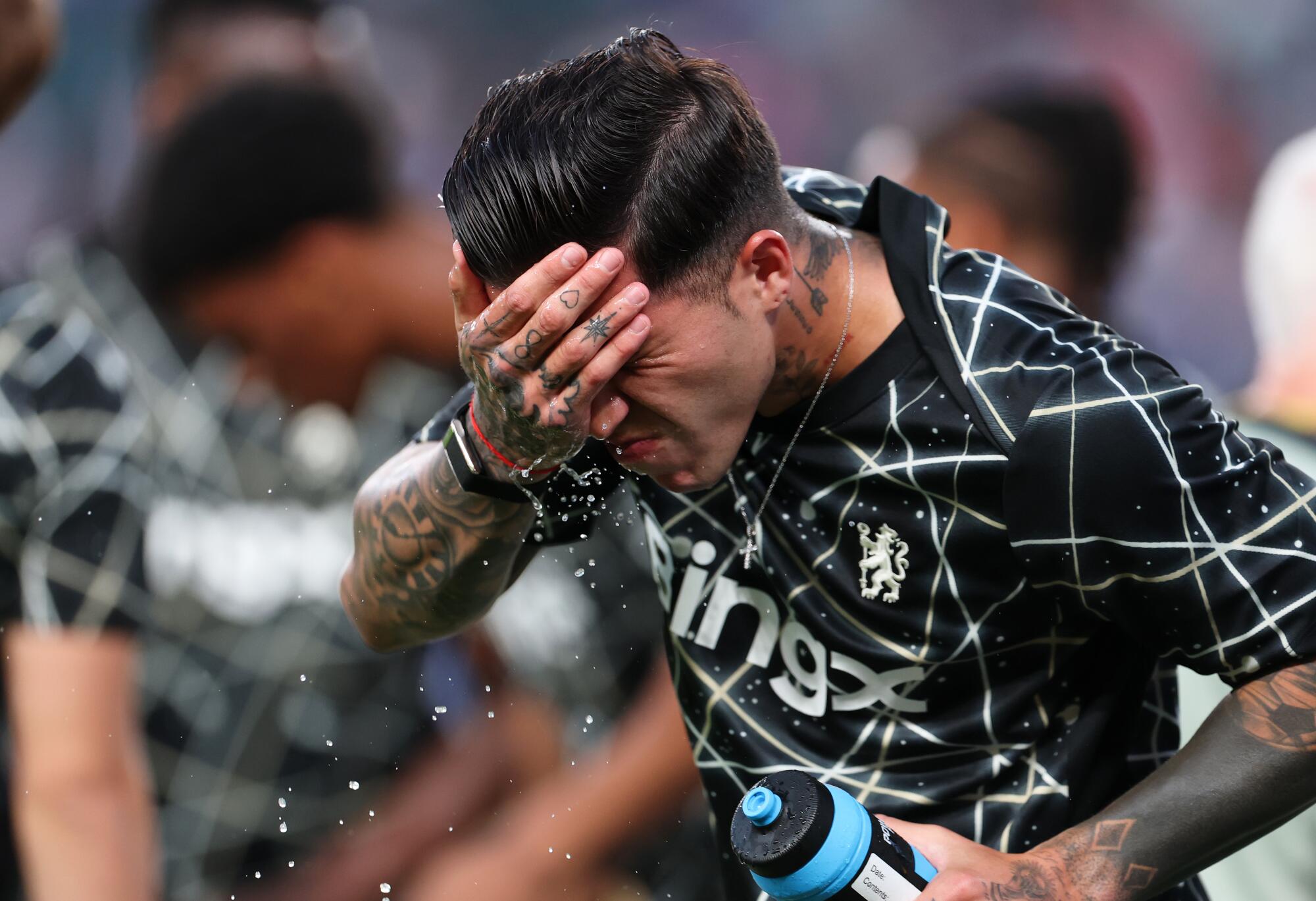 Benoit Badiashile, de Chelsea, se met de l'eau sur le visage avant le match de la Coupe du monde des clubs contre l'Espérance de Tunis.
