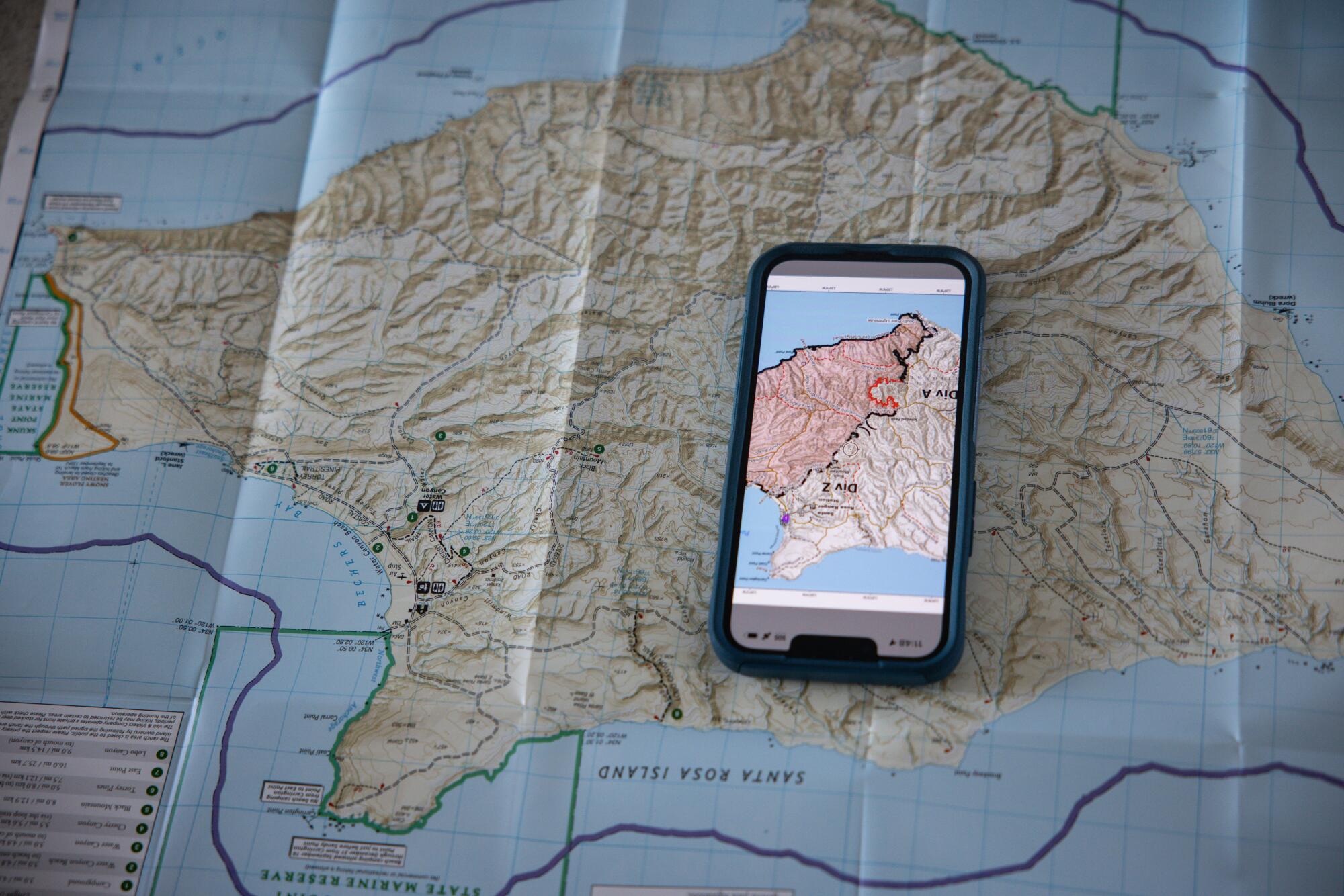 Un smartphone repose sur une carte d'une île.
