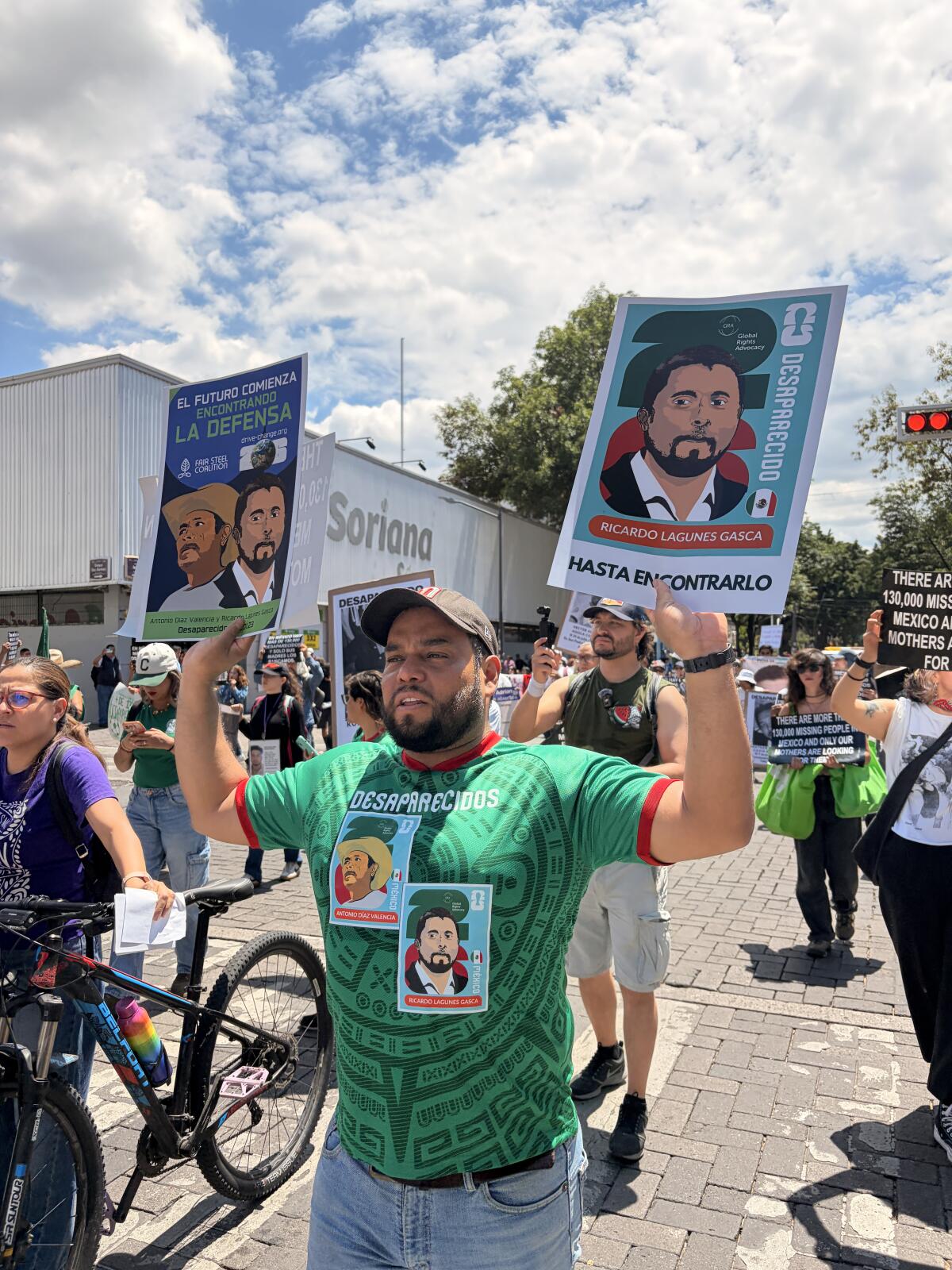 Des manifestants brandissent des pancartes montrant des images de militants écologistes disparus avant la Coupe du monde au Mexique.