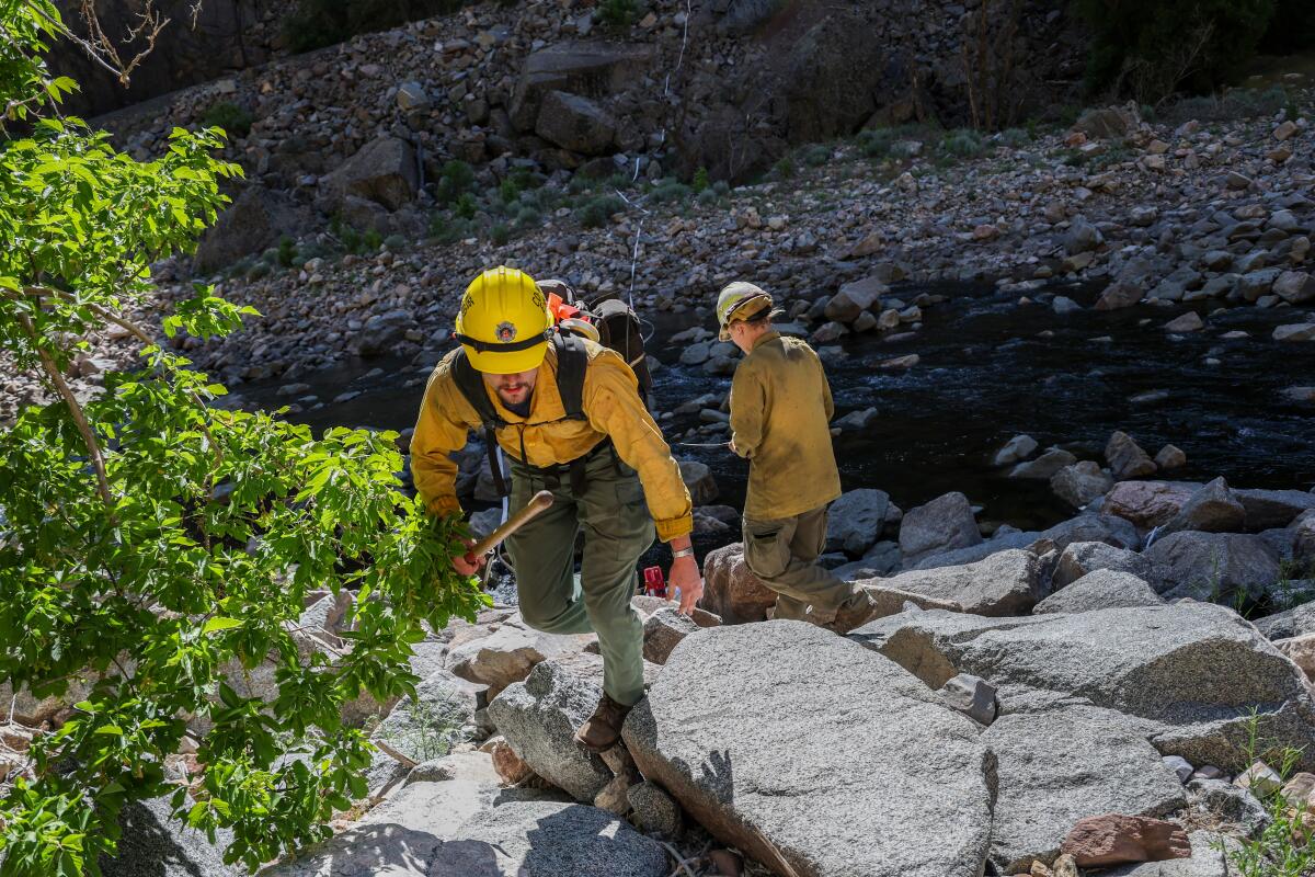 Un pompier traverse une section du fleuve Colorado