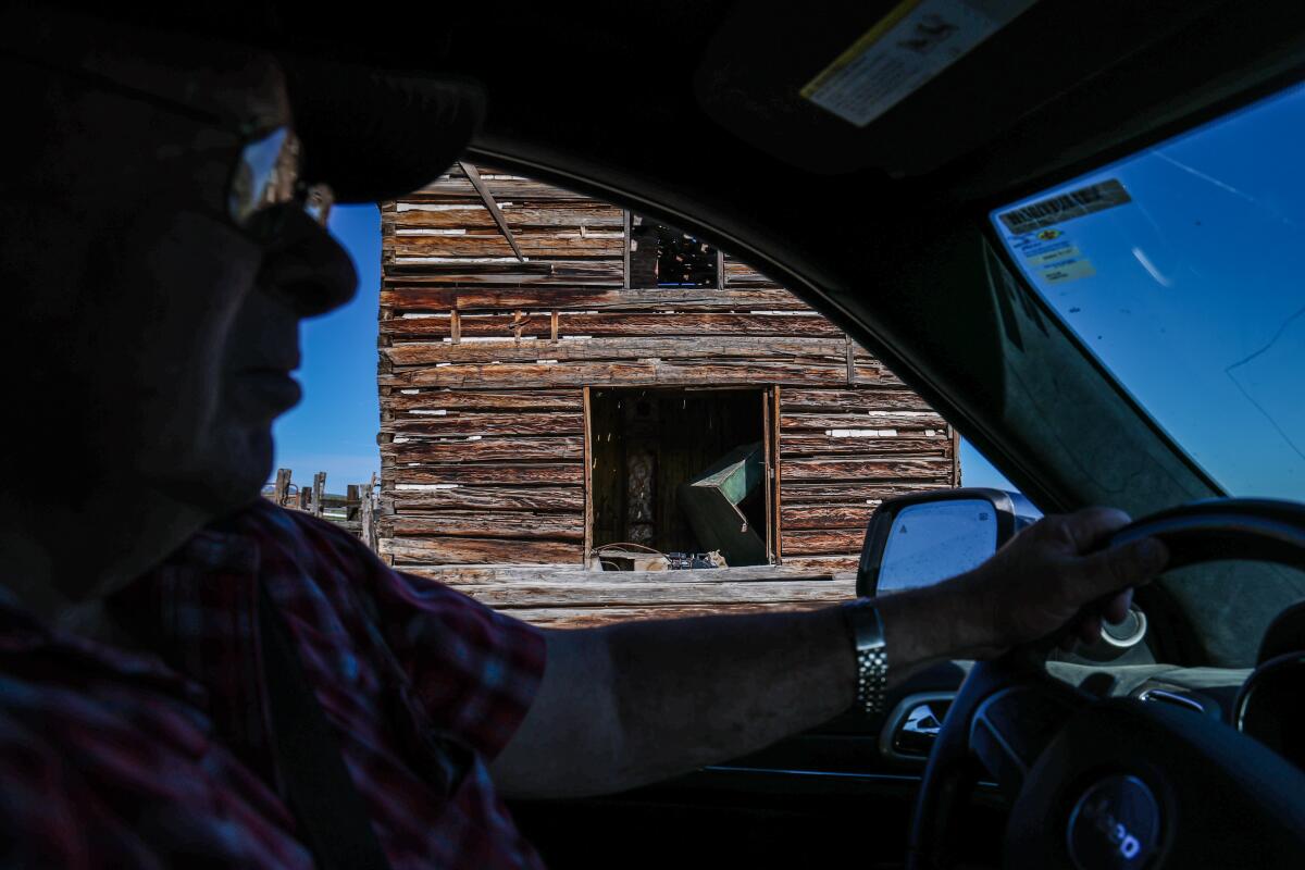 Un homme passant devant une vieille maison