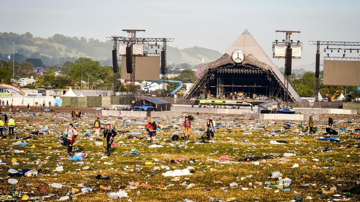 Imagen de residuos en el campo tras un macroconcierto