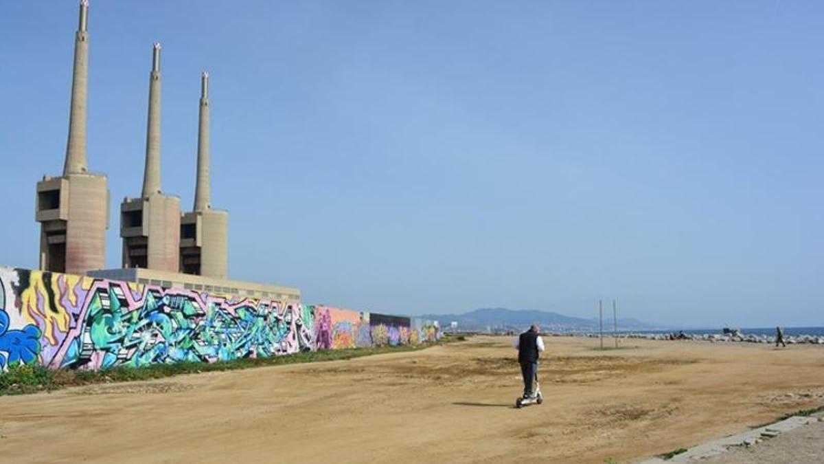 Playa de Sant Adrià, ante las Tres Xemeneies.