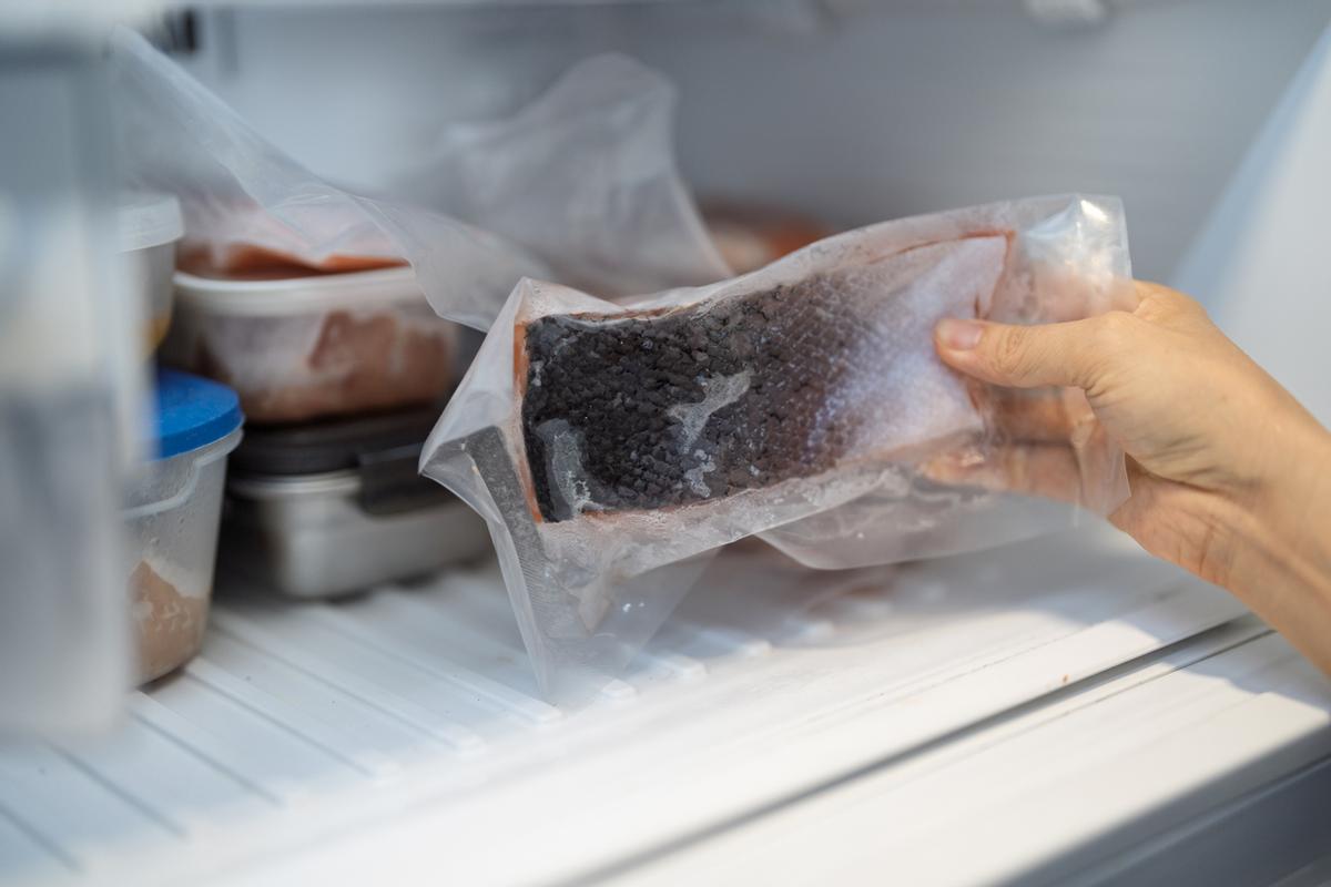 Un trozo de pescado gardé dans la jamais en plastique