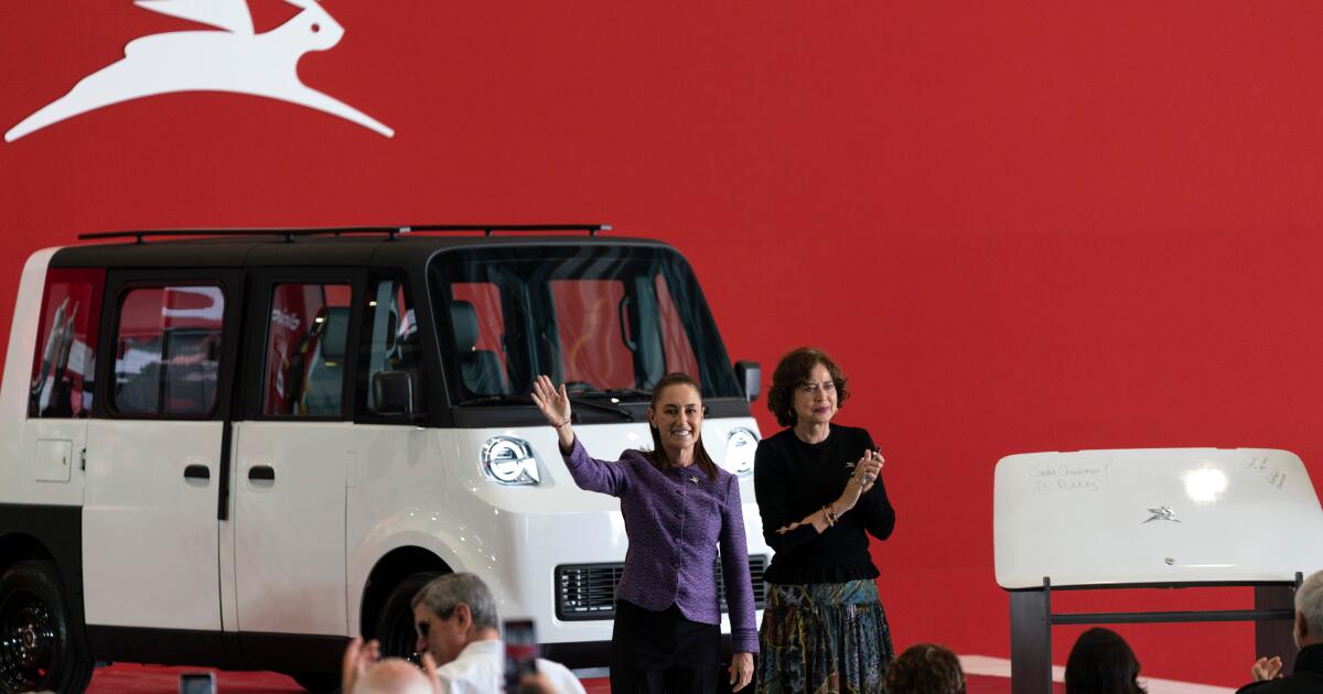 Le président mexicain dévoile le prototype de véhicule électrique abordable Olinia Uno