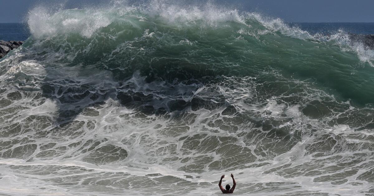 Le risque élevé de surf et d'inondations côtières en Californie se poursuit jusqu'à mercredi