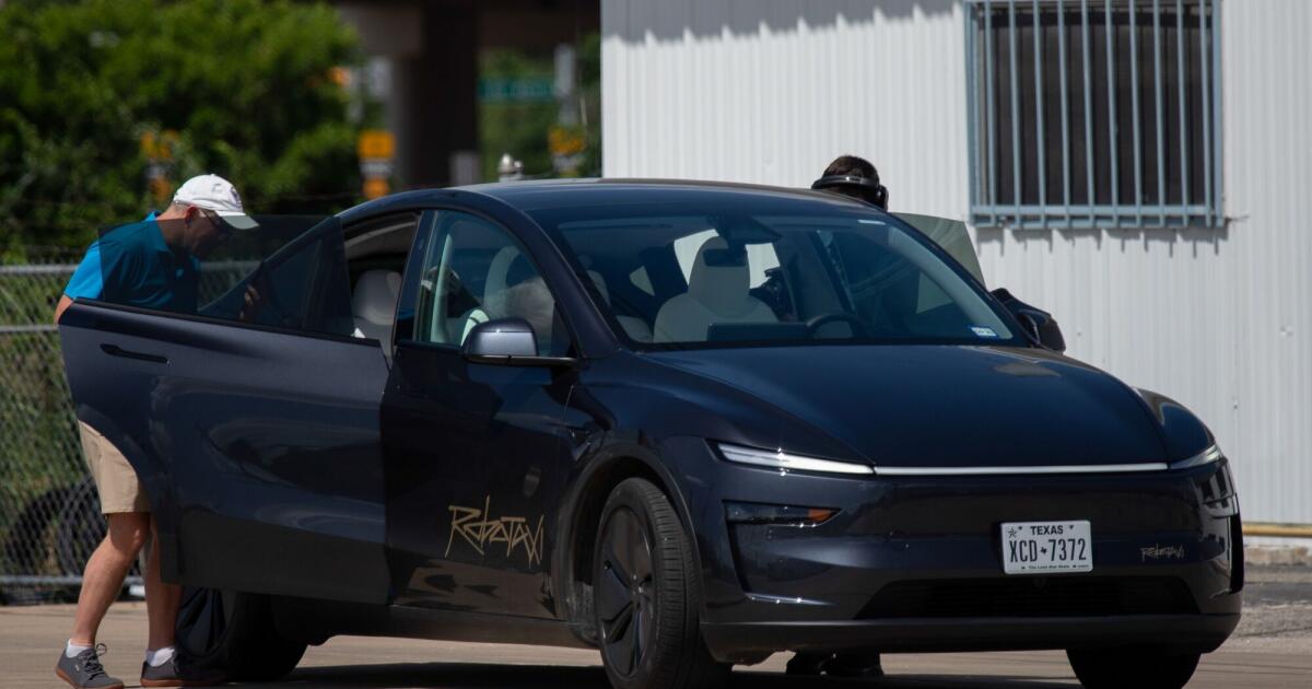 Le robotaxis Tesla cale alors que le battage médiatique de Musk sur la conduite autonome frappe le trafic réel