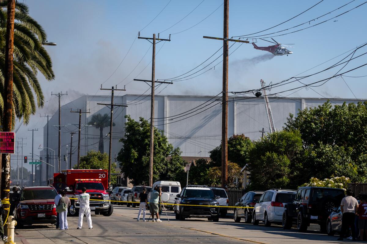 Les équipes d'urgence laissent tomber de l'eau sur un incendie d'entrepôt à Boyle Heights le mercredi 17 juin 2026 à Los Angeles, en Californie.