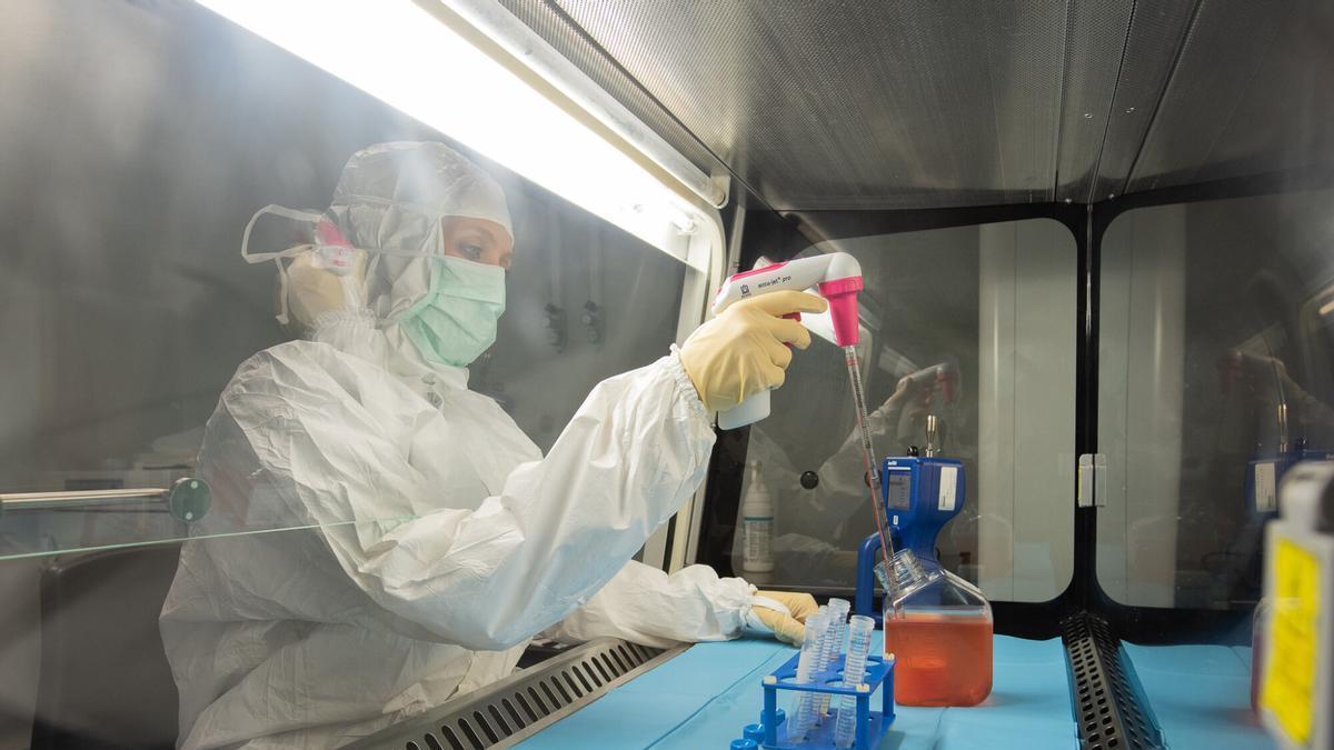 Una investigadora trabaja en el desarrollo de una terapia avanzada en un centro de investigación de Barcelona