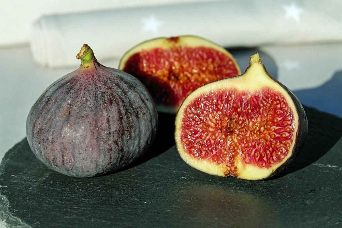 Les higos ont les fleurs à l'intérieur des fruits