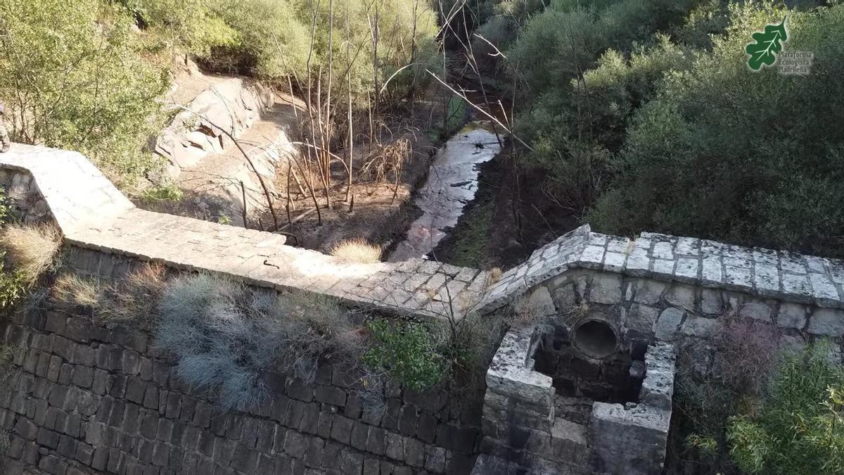 El azud que obstaculizaba el río Riato, antes de ser demolido