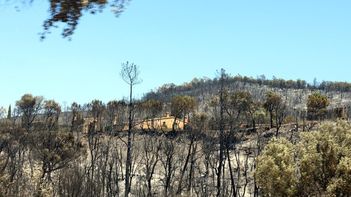Una casa dentro del perímetro del incendio de Gavarres