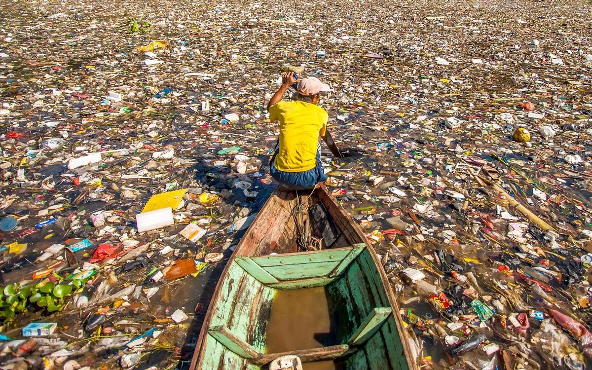 Un homme navigué sur une mer de plastique