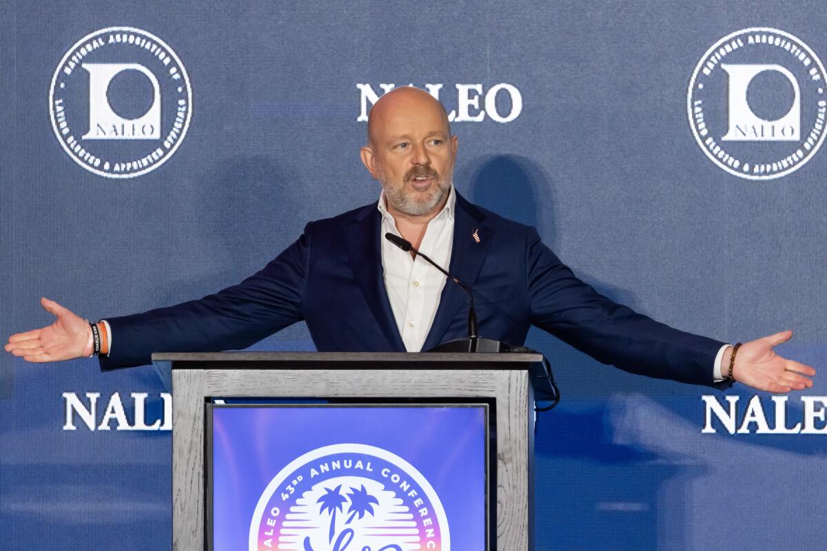Le candidat au poste de gouverneur de Californie, Steve Hilton, s'exprime devant un pupitre.