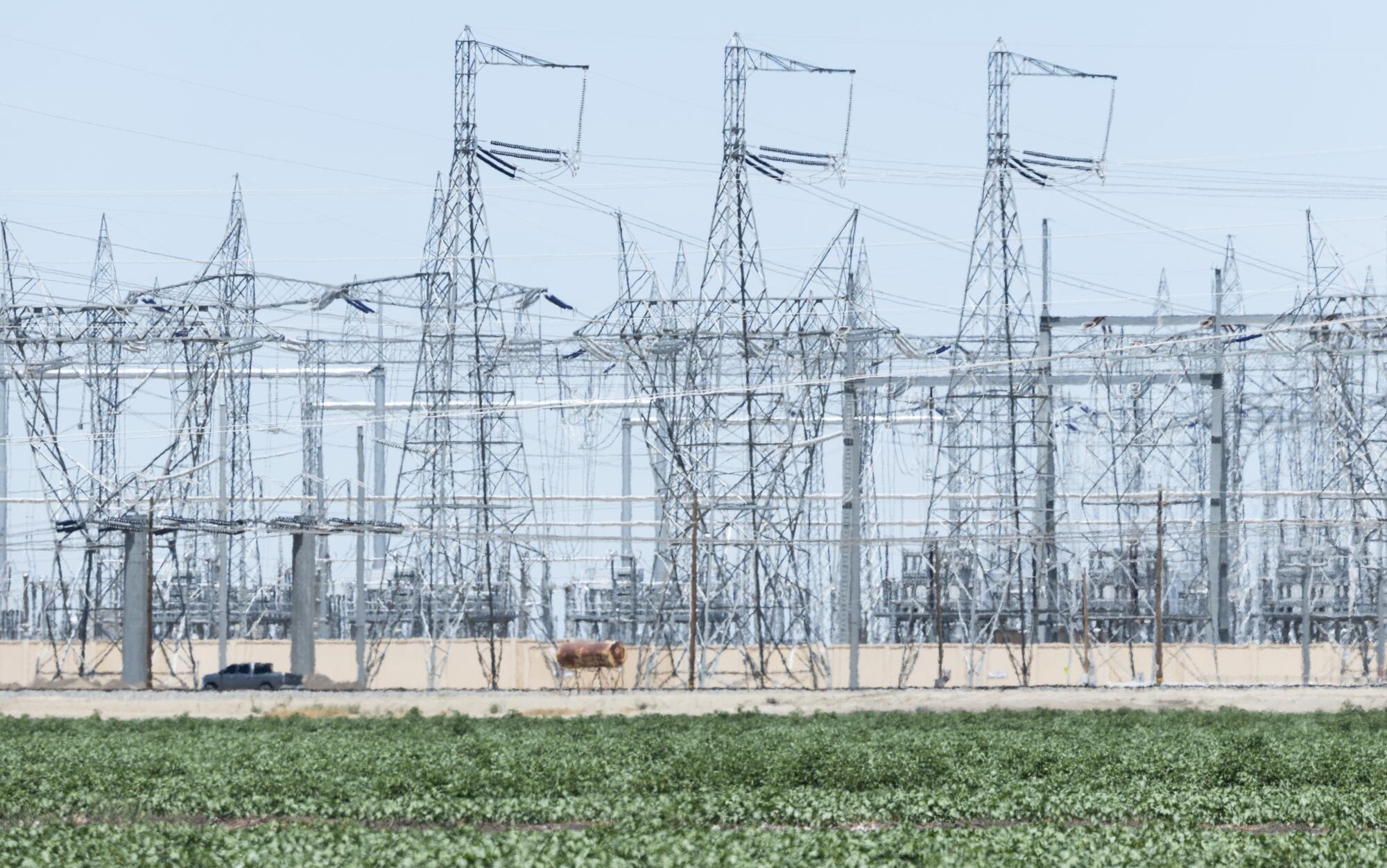 La sous-station Midway à Buttonwillow doit capter l'électricité créée par les projets solaires sur les terres agricoles voisines.