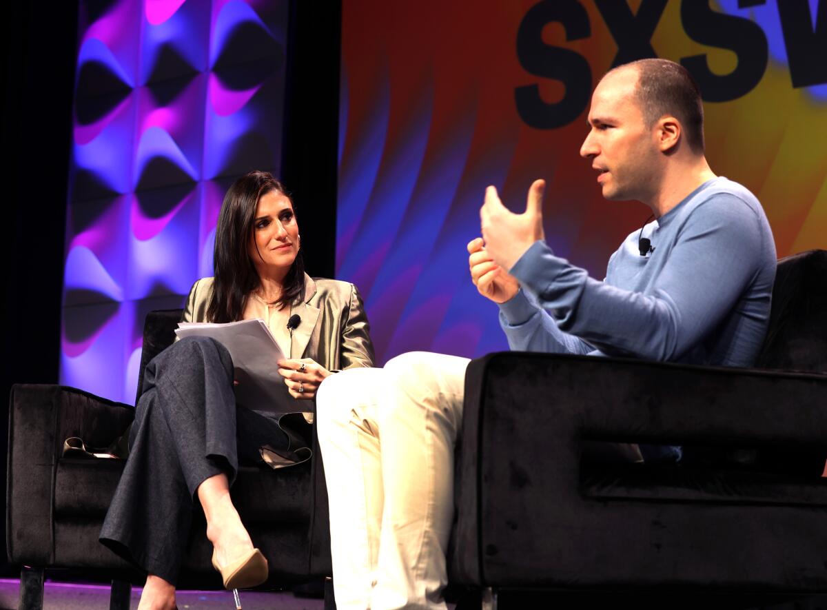 Greg Brockman, à droite, prend la parole sur scène lors de la conférence SXSW 2023. 