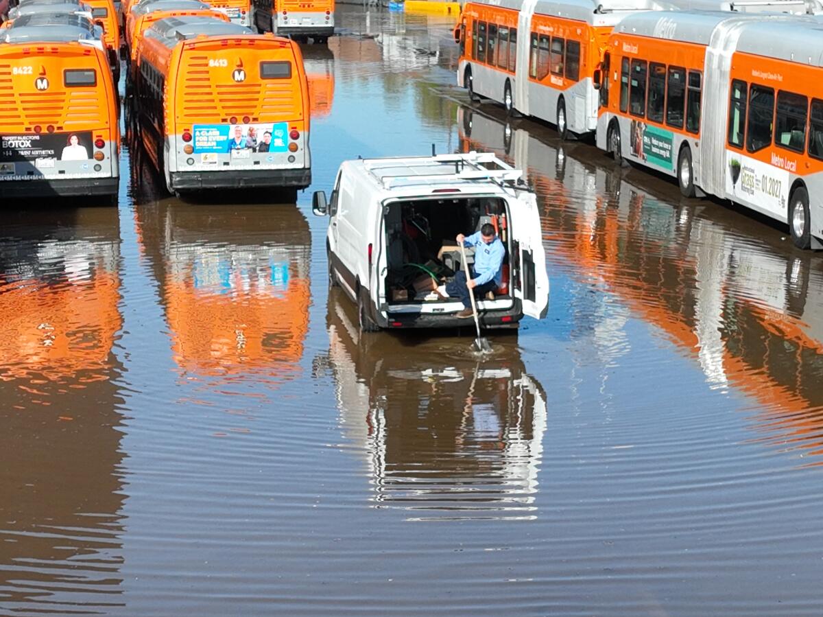 Une vue aérienne de la gare routière du métro inondée.