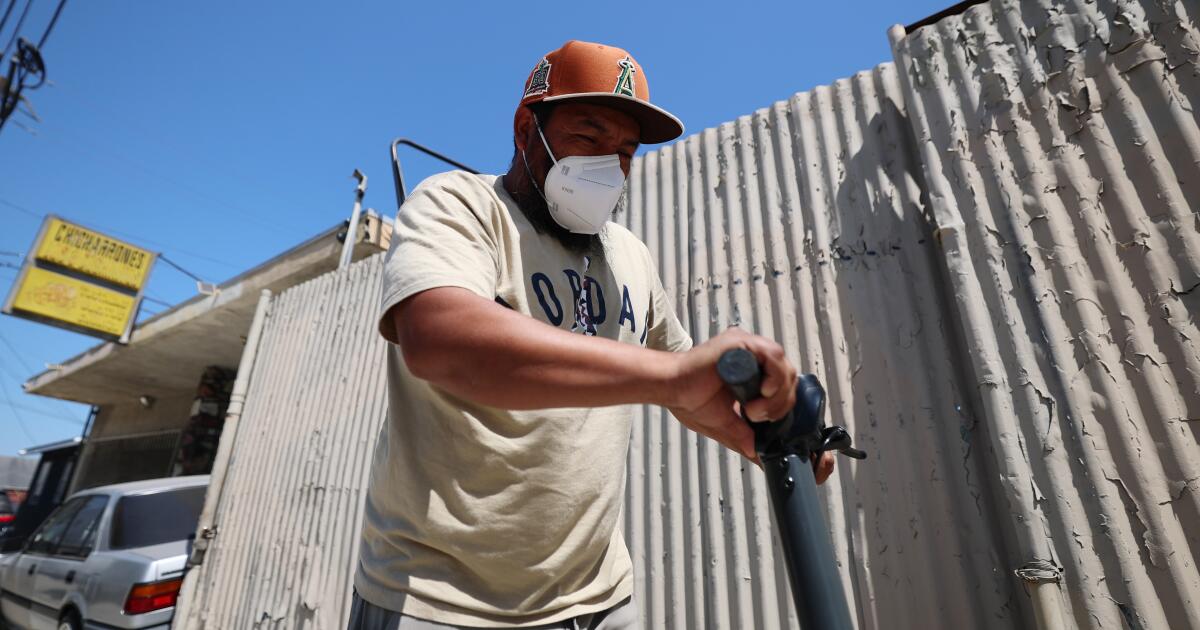 La colère grandit à Boyle Heights alors que l’incendie d’un entrepôt laisse dans son sillage puanteur, mouches et vermine