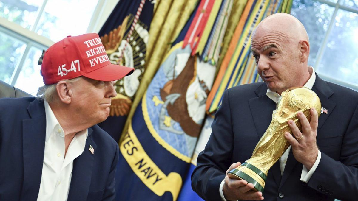 El presidente de la FIFA, Gianni Infantino, muestra el trofeo del Mundial a Donald Trump en la Casa Blanca.